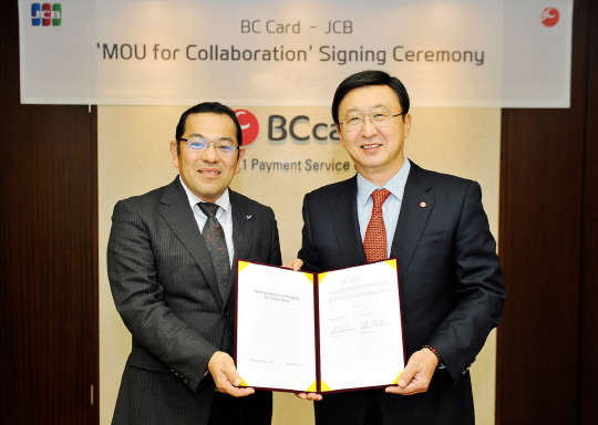 비씨카드는 글로벌 신용카드 네트워크 회사인 JCB와 공동 비즈니스 확대 및 핀테크 서비스 업무 협력 등을 포함한 양해각서(MOU)를 체결했다고 22일 밝혔다. 이날 오전 비씨카드 서초동 본사에서 서준희 비씨카드 대표(오른쪽)와 산노미야 고레미츠 JCB인터내셔널 대표가 MOU 체결 후 기념사진을 촬영하고 있는 모습.